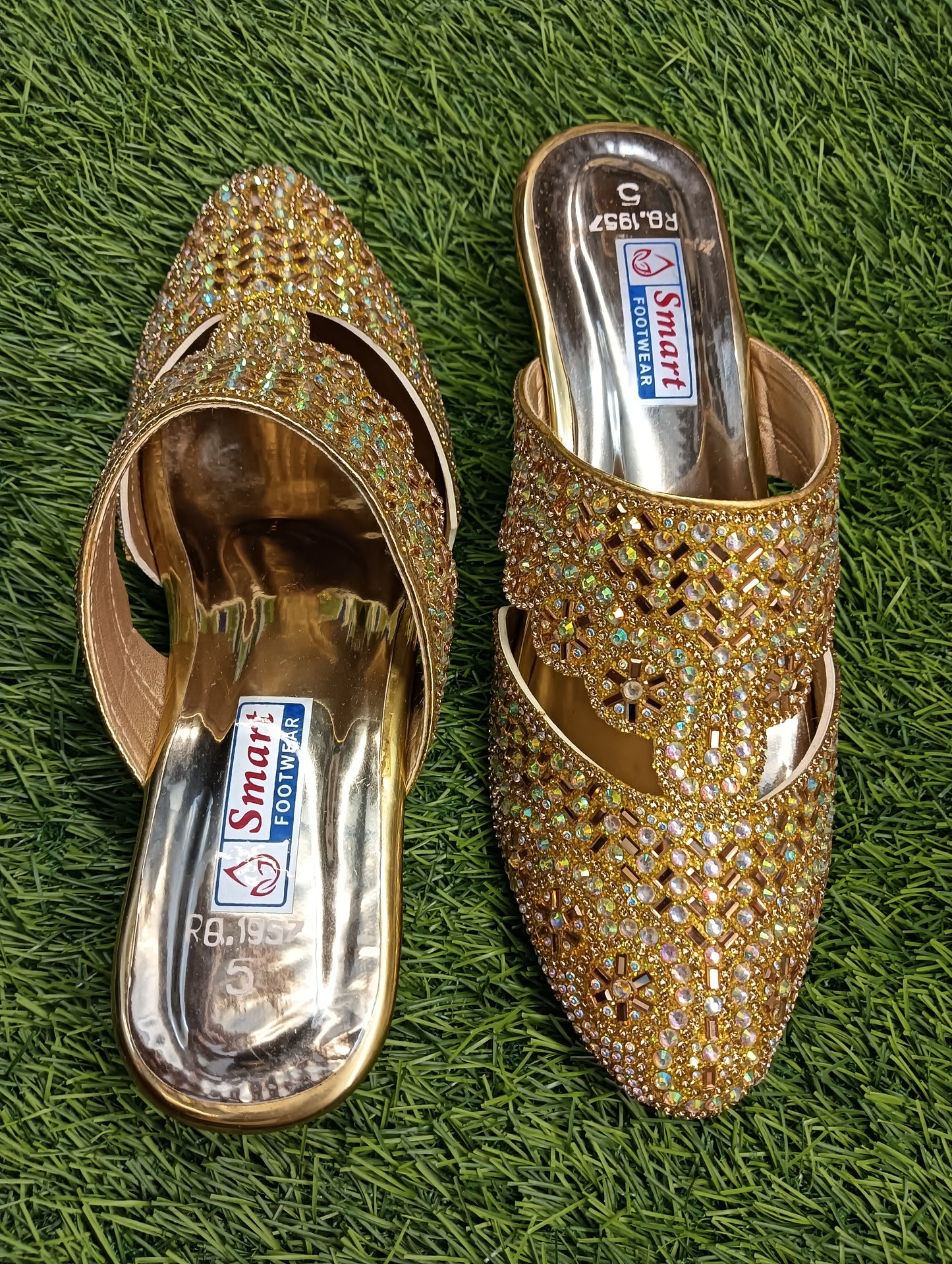RQ.1957, Half Kolapuri Jutti & Party Wear Dhulan Jutti, (Warranty For sole, Heel , Tapi And Pasting up to 90 days ) From Date of Purchaase.